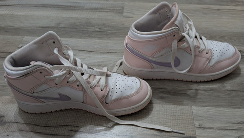 Girls nike air jordan mid - air,